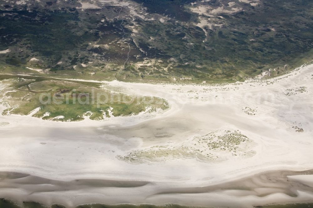 Amrum from the bird's eye view: Amrum is beside the North Frisian island of Sylt and Fohr to the three core Geest islands. On the ridge of which have extensive forests and heathlands that form essentially a strip in the north-south direction. West of this strip is located along the entire length of the island's dunes. Because of extensive protected areas are the only Amrumer dunes of the west coast that are of gulls and ducks used to breed