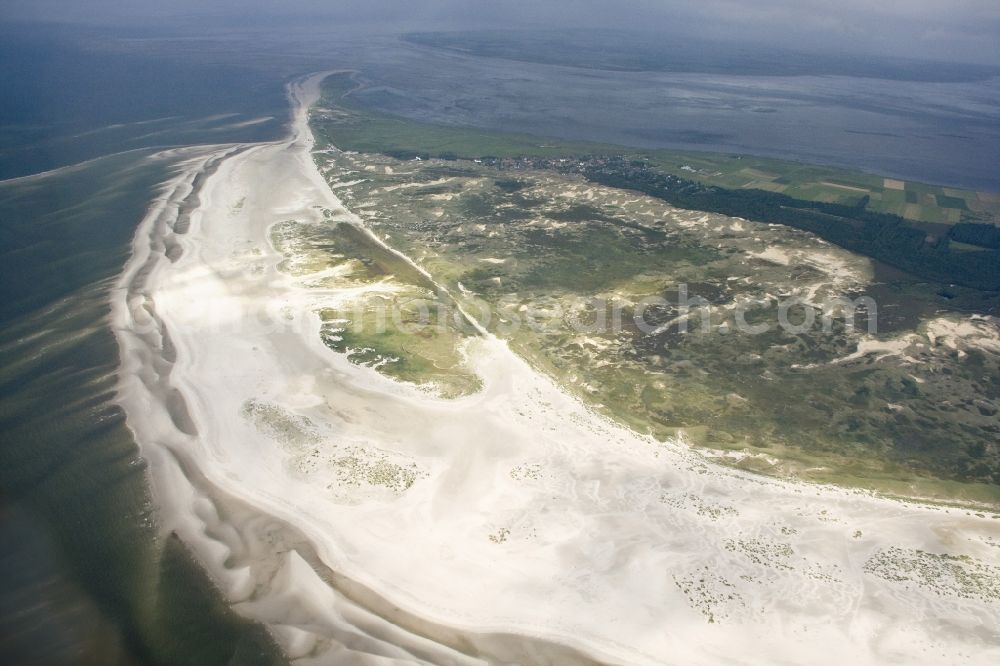 Amrum from above - Amrum is beside the North Frisian island of Sylt and Fohr to the three core Geest islands. On the ridge of which have extensive forests and heathlands that form essentially a strip in the north-south direction. West of this strip is located along the entire length of the island's dunes. Because of extensive protected areas are the only Amrumer dunes of the west coast that are of gulls and ducks used to breed