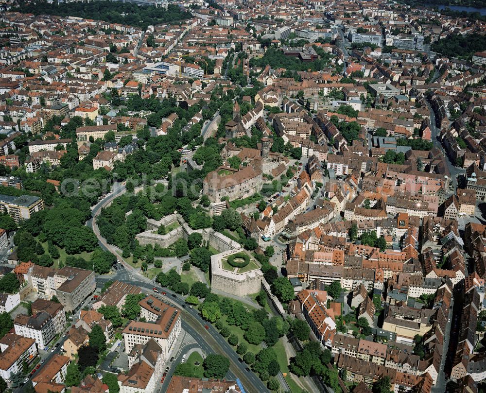 Aerial image Nürnberg - Die Nürnberger Burg ist das Wahrzeichen der Stadt Nürnberg. Sie besteht aus der Kaiserburg und der Burggrafenburg. Nach den Beschädigungen im Zweiten Weltkrieg wurde die Burganlage in historischen Formen wiederaufgebaut. Sie ist eines der bedeutendsten Kunst- und Baudenkmäler der Stadt Nürnberg und gehört daher zur Historischen Meile Nürnbergs. Zwischen 1050 und 1571 weilten hier zeitweise alle anerkannten deutschen Könige und Kaiser. Die Nürnberger Burg liegt nördlich der Pegnitz auf einem Sandsteinrücken oberhalb der Sebalder Altstadt. Im Westen grenzt sie an den Neutorgraben, im Norden an den Vestnertorgraben. Von der Burg aus hat man nach Süden einen herrlichen Blick auf das unter ihr liegende Handwerkerviertel und die Altstadt. Vom inneren Burghof hat man im Rahmen einer Führung Zutritt zur Kaiserburg, während das Burgmuseum als Zweigniederlassung des Germanischen Nationalmuseums separat zu besichtigen ist.