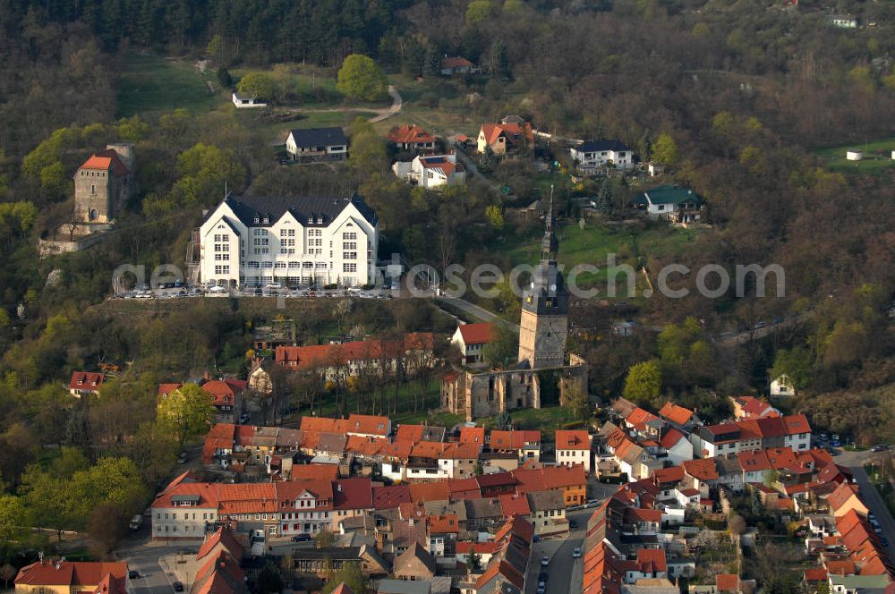 Aerial image Bad Frankenhausen - Blick über die Altstadt auf die Oberkirche und dem Hotel Residenz in Bad Frankenhausen. Eine Besonderheit ist der sich seit Jahrhunderten durch geologische Prozesse neigende Turm der Oberkirche oder Kirche Unser Lieben Frauen am Berge. Die Spitze ist inzwischen bei 4,45 Meter außerhalb des Lots. Der Turm ist damit nach dem schiefen Turm in Suurhusen der zweitschiefste Turm in Deutschland. Bad Frankenhausen ist eine Kur- und Erholungsstadt im thüringischen Kyffhäuserkreis im Norden Thüringens. Kontakt: Hotel Residenz, Am Schlachtberg 3, 06567 Bad Frankenhausen, Tel. +49 (0)34671 75 0, Fax +49 (0)34671 75 300, e-mail: headoffice@success-group.com; Kontakt Stadt Bad Frankenhausen: Markt 1, 06567 Bad Frankenhausen, Tel. +49 (0)34671 7 20 0, e-mail: info@bad-frankenhausen.de