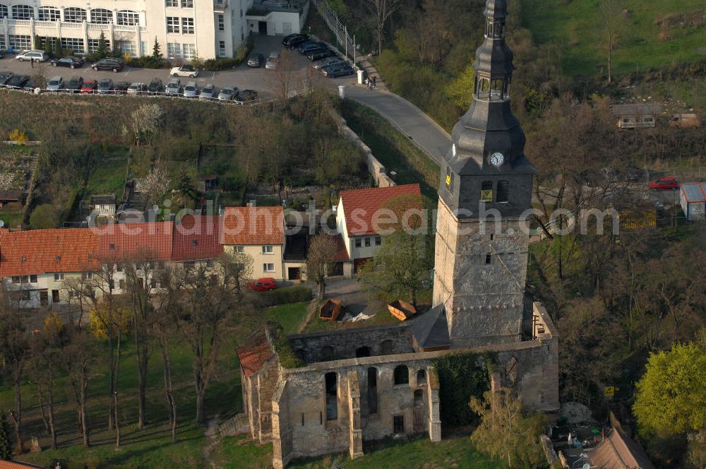 Bad Frankenhausen from above - Blick auf die Oberkirche mit dem schiefen Kirchturm in Bad Frankenhausen. Eine Besonderheit ist der sich seit Jahrhunderten durch geologische Prozesse neigende Turm der Oberkirche oder Kirche Unser Lieben Frauen am Berge. Die Spitze ist inzwischen bei 4,45 Meter außerhalb des Lots. Der Turm ist damit nach dem schiefen Turm in Suurhusen der zweitschiefste Turm in Deutschland. Bad Frankenhausen ist eine Kur- und Erholungsstadt im thüringischen Kyffhäuserkreis im Norden Thüringens. Kontakt: Stadt Bad Frankenhausen, Markt 1, 06567 Bad Frankenhausen, Tel. +49 (0)34671 7 20 0, e-mail: info@bad-frankenhausen.de