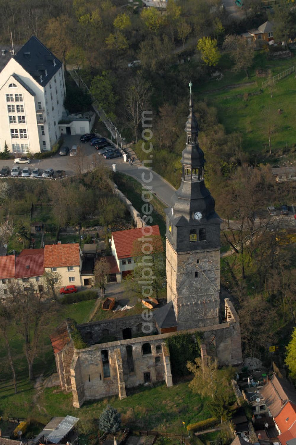 Bad Frankenhausen from the bird's eye view: Blick auf die Oberkirche mit dem schiefen Kirchturm in Bad Frankenhausen. Eine Besonderheit ist der sich seit Jahrhunderten durch geologische Prozesse neigende Turm der Oberkirche oder Kirche Unser Lieben Frauen am Berge. Die Spitze ist inzwischen bei 4,45 Meter außerhalb des Lots. Der Turm ist damit nach dem schiefen Turm in Suurhusen der zweitschiefste Turm in Deutschland. Bad Frankenhausen ist eine Kur- und Erholungsstadt im thüringischen Kyffhäuserkreis im Norden Thüringens. Kontakt: Stadt Bad Frankenhausen, Markt 1, 06567 Bad Frankenhausen, Tel. +49 (0)34671 7 20 0, e-mail: info@bad-frankenhausen.de