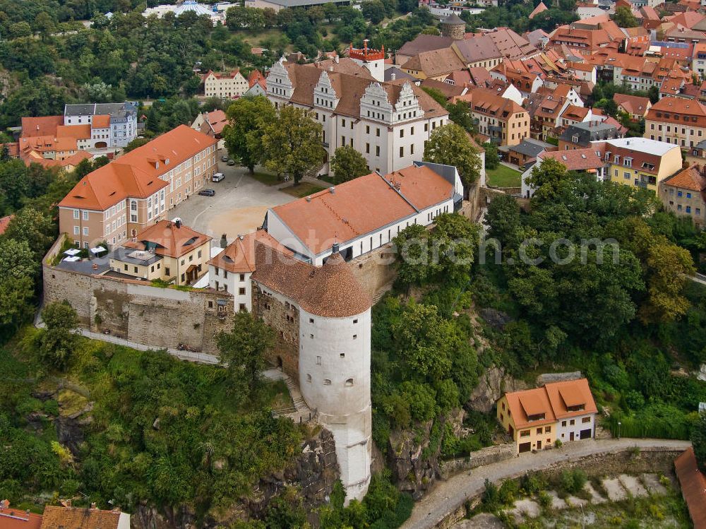 Aerial photograph Bautzen - Die Ortenburg liegt auf einem Felsplateau über der Spree in der Altstadt von Bautzen. Heute befinden sich dort unter an derem das Sächsische Oberverwaltungsgericht und das Sorbische Museum. The Ortenburg in the historic district of the city Bautzen.