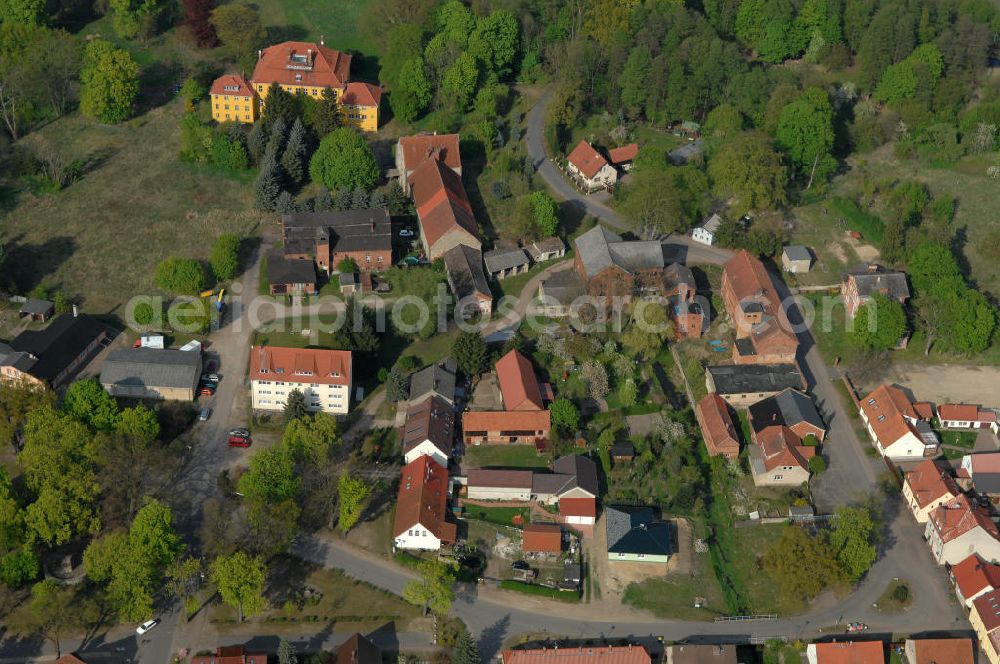 Fretzdorf from the bird's eye view: Blick auf den Ort Fretzdorf. Gegründet wurde das Dorf Anfang des 14. Jahrhunderts, der Ursprung geht auf eine Burg zurück. Heute ist es ein Ortsteil von Wittstock / Dosse und hat ca. 360 Einwohner.