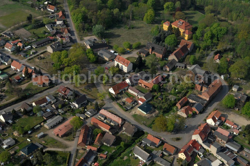 Fretzdorf from the bird's eye view: Blick auf den Ort Fretzdorf. Gegründet wurde das Dorf Anfang des 14. Jahrhunderts, der Ursprung geht auf eine Burg zurück. Heute ist es ein Ortsteil von Wittstock / Dosse und hat ca. 360 Einwohner.