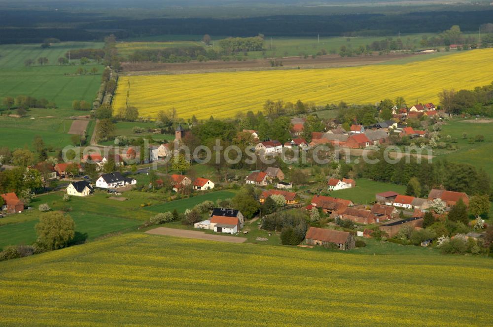 Lichtenberg from above - Blick auf den Ort Lichtenberg in Brandenburg. Die Ortschaft ist ein Ortsteil von Neuruppin. Gegründet wurde das Dorf im 14. Jahrhundert und gehörte zum Kloster Lindow. Seit 1872 gehürt es zu Neuruppin. Die Ortschaft hat ca. 190 Einwohner. Kontakt: Stadtverwaltung der Fontanestadt Neuruppin, Karl-Liebknecht-Straße 33/34, 16816 Neuruppin, Tel. 03391 / 355186, stadt@stadtneuruppin.de