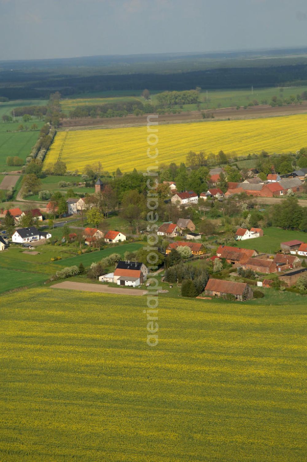 Lichtenberg from the bird's eye view: Blick auf den Ort Lichtenberg in Brandenburg. Die Ortschaft ist ein Ortsteil von Neuruppin. Gegründet wurde das Dorf im 14. Jahrhundert und gehörte zum Kloster Lindow. Seit 1872 gehürt es zu Neuruppin. Die Ortschaft hat ca. 190 Einwohner. Kontakt: Stadtverwaltung der Fontanestadt Neuruppin, Karl-Liebknecht-Straße 33/34, 16816 Neuruppin, Tel. 03391 / 355186, stadt@stadtneuruppin.de