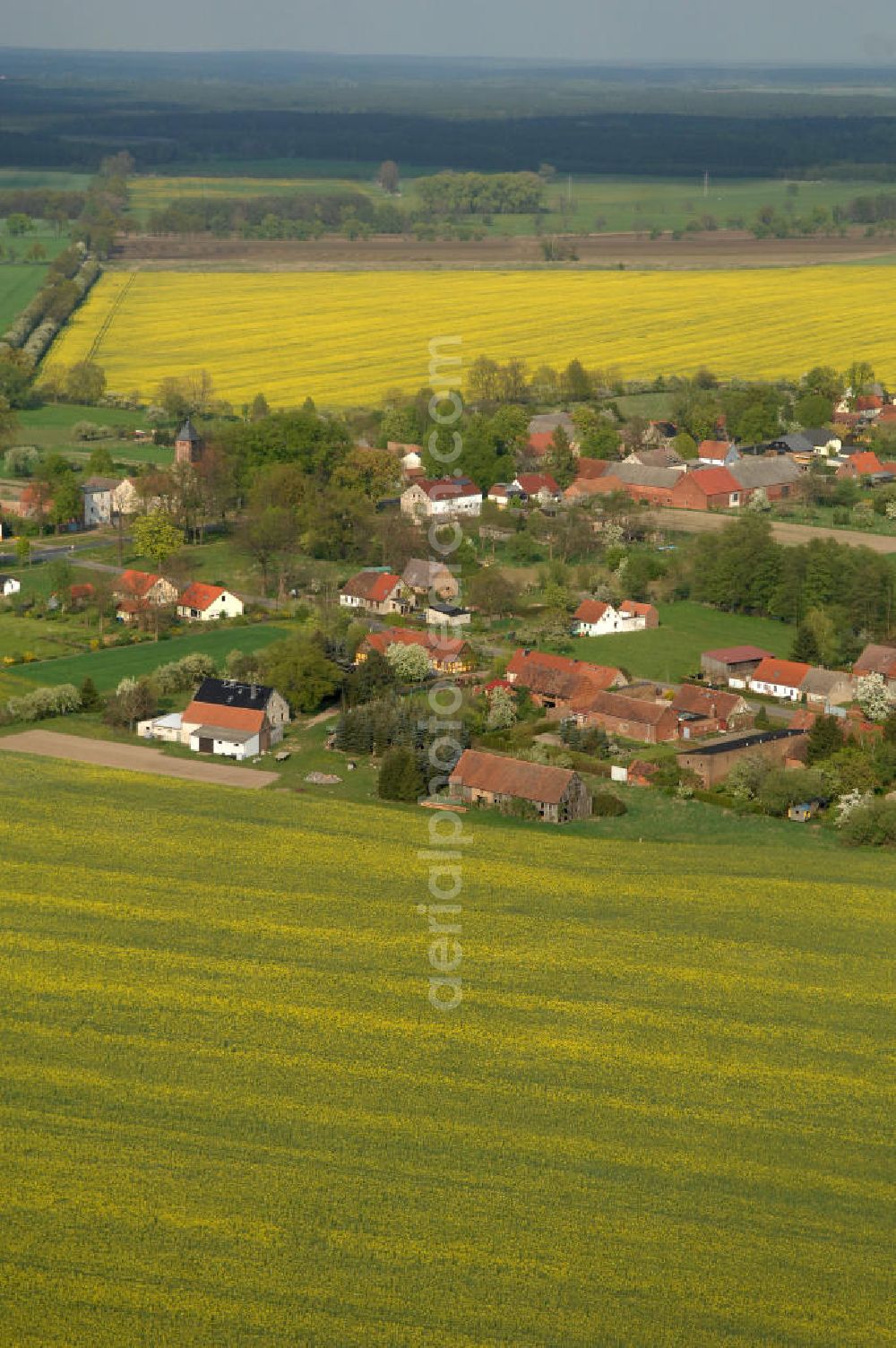 Aerial image Lichtenberg - Blick auf den Ort Lichtenberg in Brandenburg. Die Ortschaft ist ein Ortsteil von Neuruppin. Gegründet wurde das Dorf im 14. Jahrhundert und gehörte zum Kloster Lindow. Seit 1872 gehürt es zu Neuruppin. Die Ortschaft hat ca. 190 Einwohner. Kontakt: Stadtverwaltung der Fontanestadt Neuruppin, Karl-Liebknecht-Straße 33/34, 16816 Neuruppin, Tel. 03391 / 355186, stadt@stadtneuruppin.de