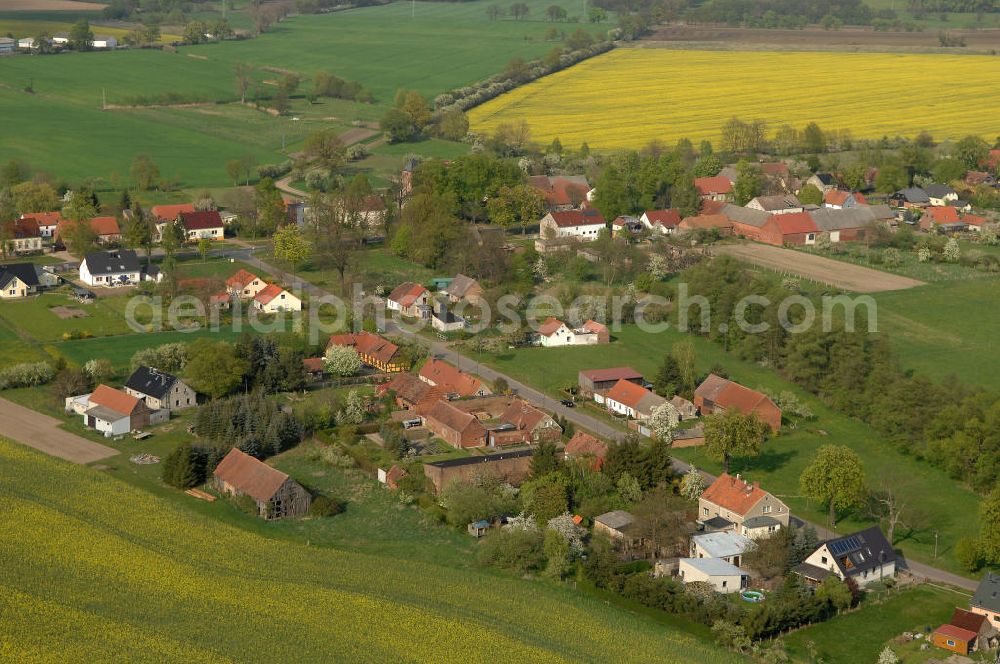 Lichtenberg from above - Blick auf den Ort Lichtenberg in Brandenburg. Die Ortschaft ist ein Ortsteil von Neuruppin. Gegründet wurde das Dorf im 14. Jahrhundert und gehörte zum Kloster Lindow. Seit 1872 gehürt es zu Neuruppin. Die Ortschaft hat ca. 190 Einwohner. Kontakt: Stadtverwaltung der Fontanestadt Neuruppin, Karl-Liebknecht-Straße 33/34, 16816 Neuruppin, Tel. 03391 / 355186, stadt@stadtneuruppin.de