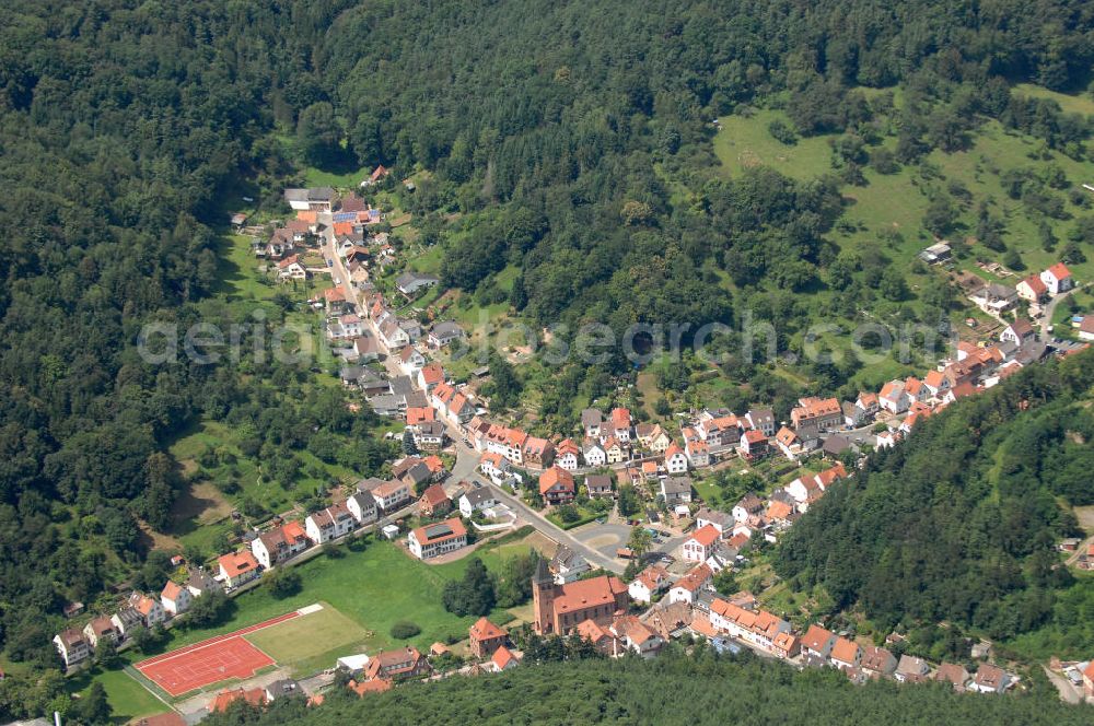 Aerial photograph Lindenberg - Blick auf die Ortschaft Lindenberg in Rheinland-Pfalz innerhalb des Naturparks Pfälzer Wald. Entstanden ist das Straßendorf vermutlich um 1100 und gehörte zu einer Burg, die 1550 zerstört wurde. Der Ort zählt ca. 1.150 Einwohner und gehört zum Landkreis Bad Dürkheim. Kontakt: Verbandsgemeindeverwaltung, Sommerbergstr. 3, 67466 Lambrecht (Pfalz), Tel. 06325 / 1 81 - 0,