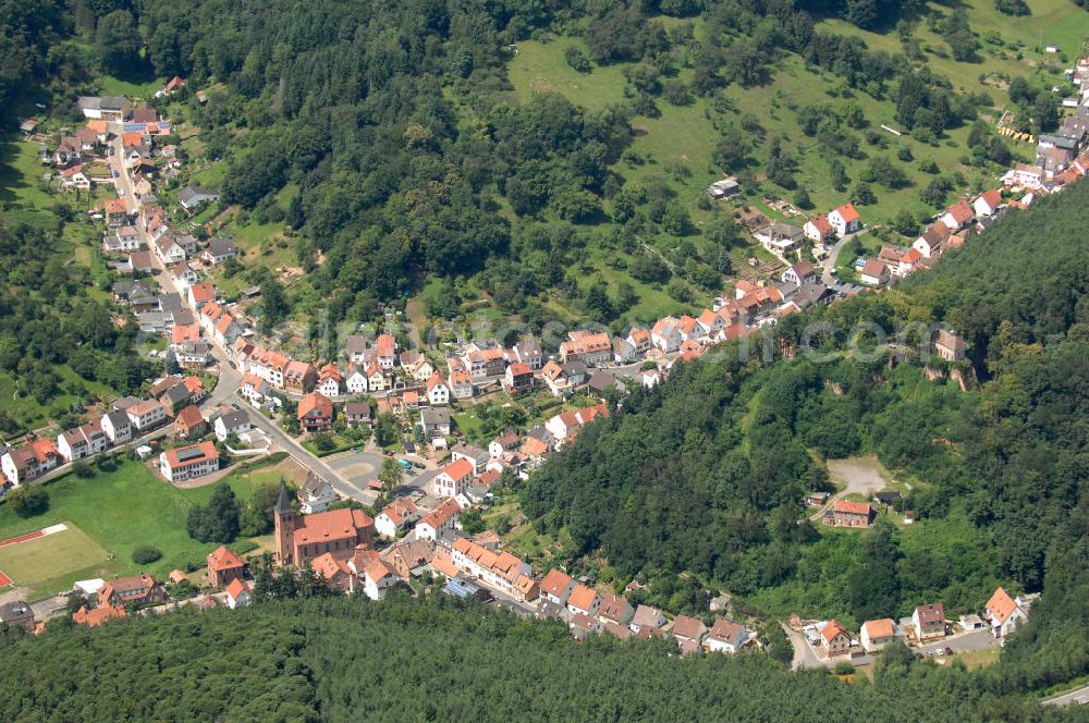 Lindenberg from above - Blick auf die Ortschaft Lindenberg in Rheinland-Pfalz innerhalb des Naturparks Pfälzer Wald. Entstanden ist das Straßendorf vermutlich um 1100 und gehörte zu einer Burg, die 1550 zerstört wurde. Der Ort zählt ca. 1.150 Einwohner und gehört zum Landkreis Bad Dürkheim. Kontakt: Verbandsgemeindeverwaltung, Sommerbergstr. 3, 67466 Lambrecht (Pfalz), Tel. 06325 / 1 81 - 0,