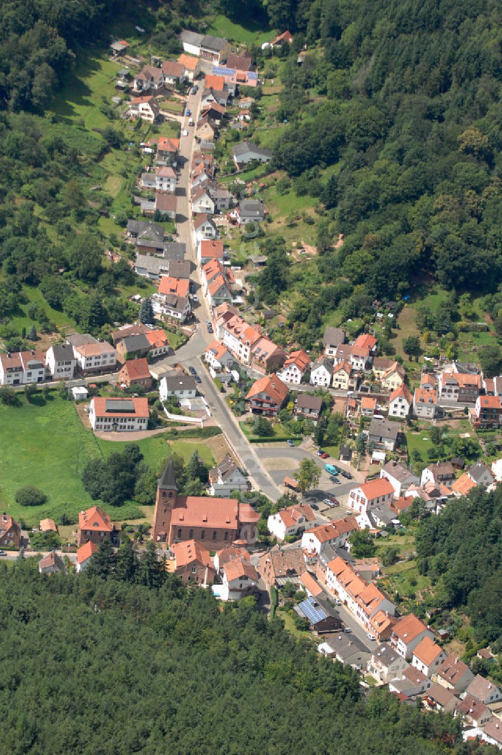 Aerial image Lindenberg - Blick auf die Ortschaft Lindenberg in Rheinland-Pfalz innerhalb des Naturparks Pfälzer Wald. Entstanden ist das Straßendorf vermutlich um 1100 und gehörte zu einer Burg, die 1550 zerstört wurde. Der Ort zählt ca. 1.150 Einwohner und gehört zum Landkreis Bad Dürkheim. Kontakt: Verbandsgemeindeverwaltung, Sommerbergstr. 3, 67466 Lambrecht (Pfalz), Tel. 06325 / 1 81 - 0,