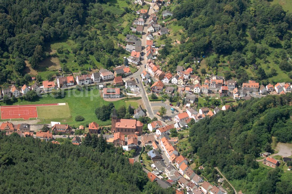 Aerial photograph Lindenberg - Blick auf die Ortschaft Lindenberg in Rheinland-Pfalz innerhalb des Naturparks Pfälzer Wald. Entstanden ist das Straßendorf vermutlich um 1100 und gehörte zu einer Burg, die 1550 zerstört wurde. Der Ort zählt ca. 1.150 Einwohner und gehört zum Landkreis Bad Dürkheim. Kontakt: Verbandsgemeindeverwaltung, Sommerbergstr. 3, 67466 Lambrecht (Pfalz), Tel. 06325 / 1 81 - 0,