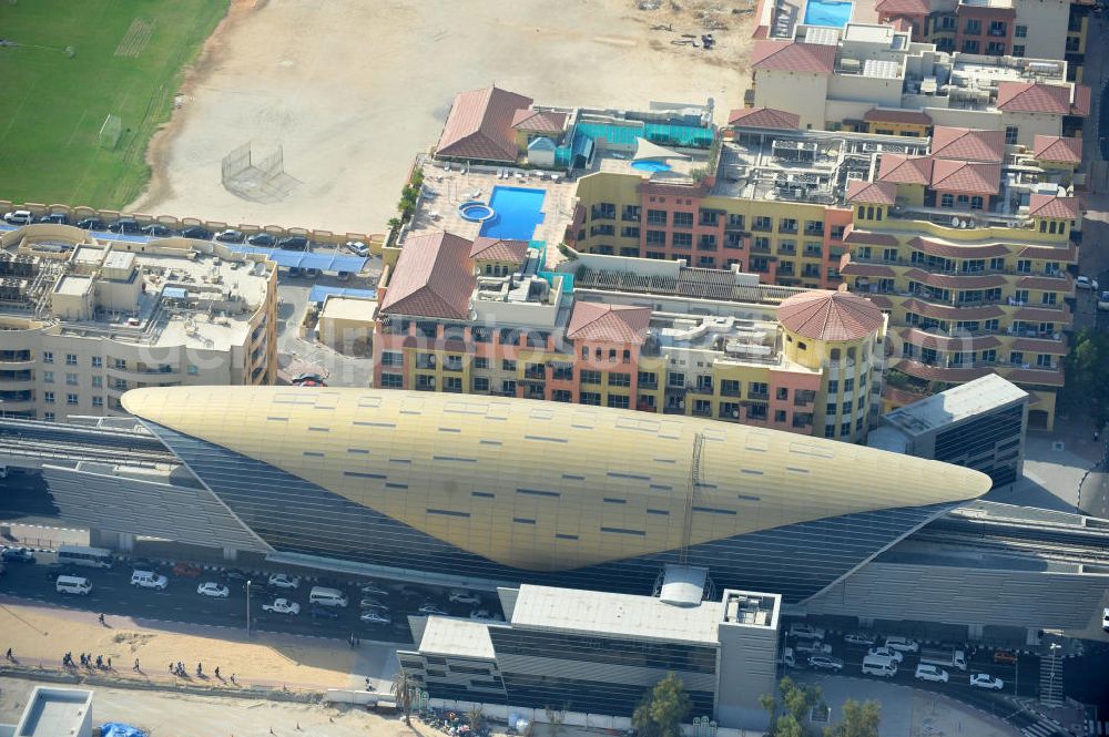 Aerial photograph Dubai - Blick auf die Oud Metha Metro Station (Green Line) in Dubai. Die Green Line ist eine von zwei Bahnlinien der Dubai Metro und besteht aus 16 Stationen. Sie läuft zum größten Teil parallel zum Dubai Creek. Betrieben wird sie von der RTA (Roads & Transport Authority). View of the Oud Metha metro station (Green Line) in Dubai. The Green Line is on of two metro lines and consist of 16 stations. The line is generally running parallel to Dubai Creek. RTA ( (Roads & Transport Authority) is the local railway company.