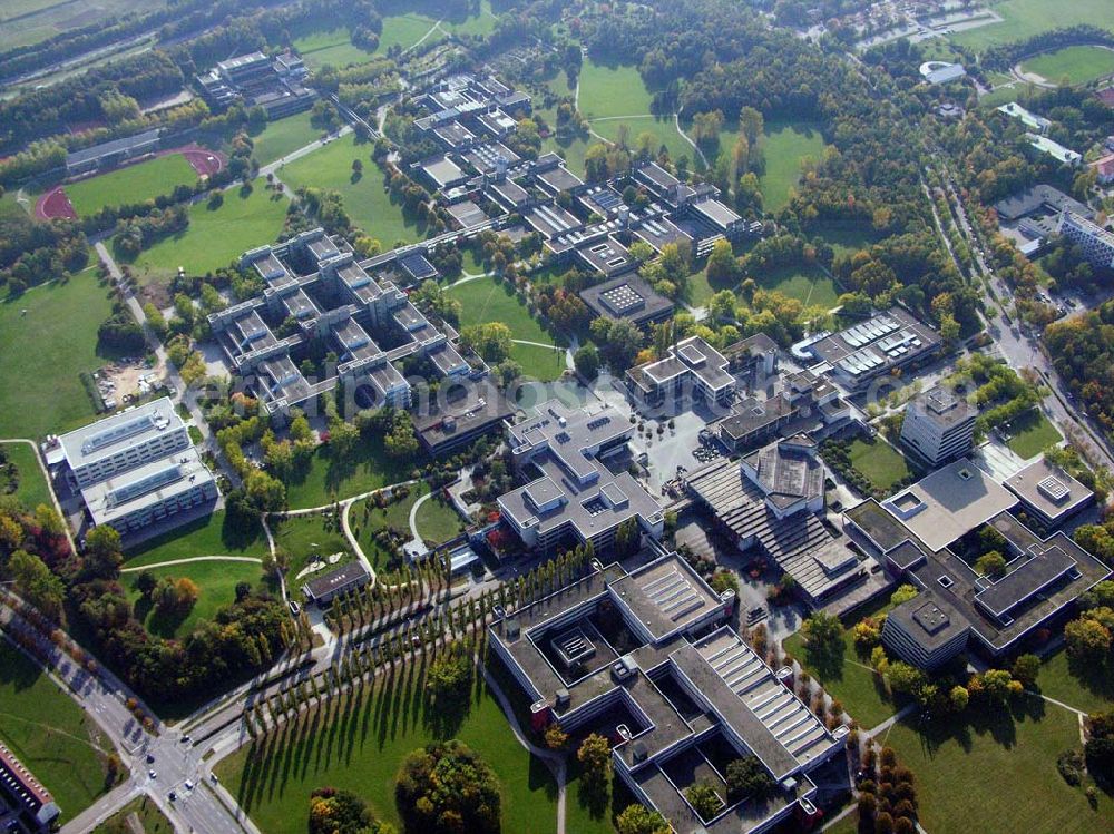 Regensburg / Bayern from above - Die 1967/68 gegründete Universität Regensburg hat eine Gesamtfläche von 2,2 qkm,ca. 16.127 Studierende, 4200 Beschäftigte (einschl. Klinikum) davon sind 312 Professoren . Anschrift: 93040 Regensburg Hausadresse: Universitätsstraße 31, 93053 Regensburg; Tel.:(0941) 943-01 fax: (0941) 943-23 05