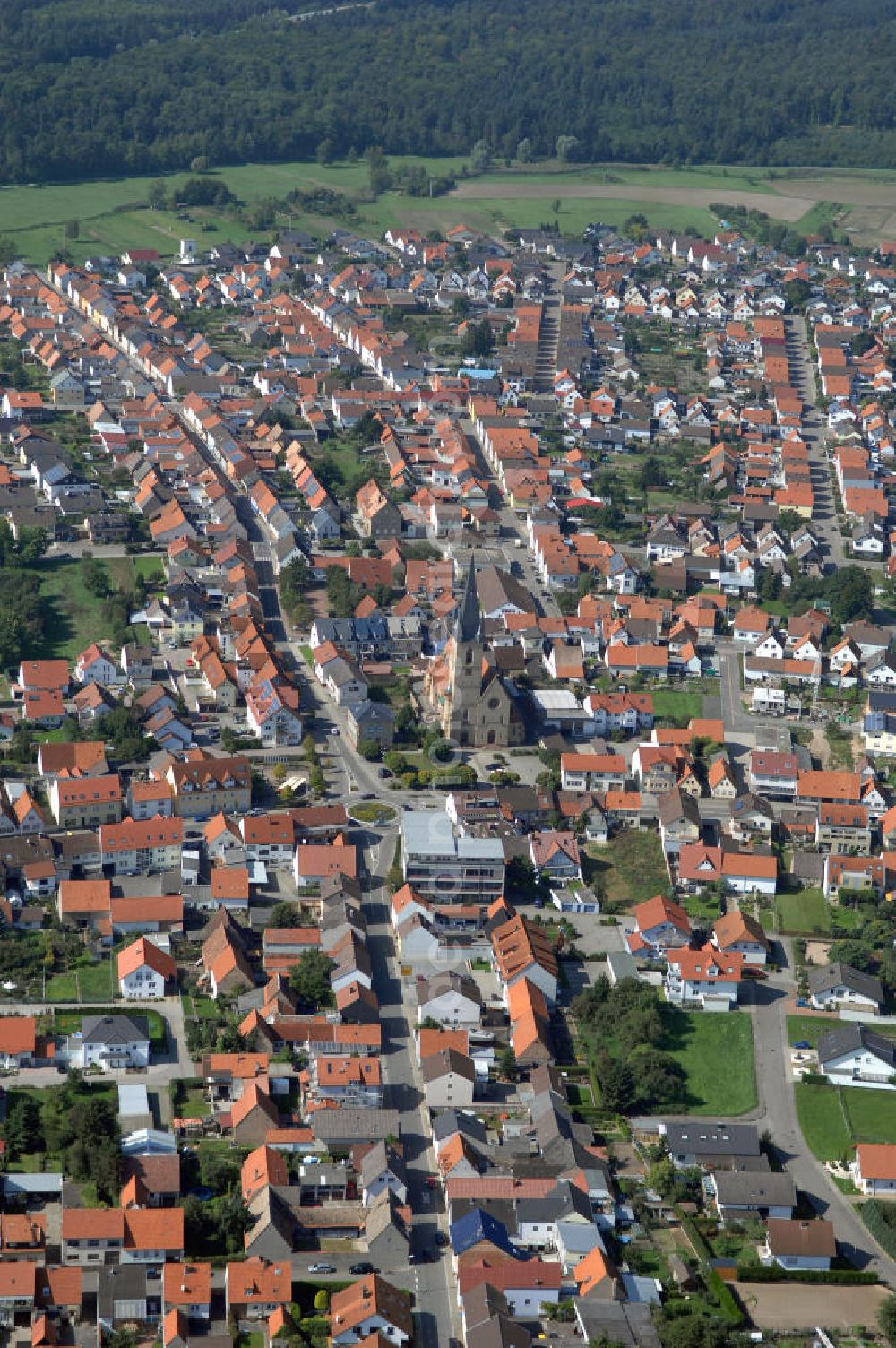 HAMBRÜCKEN from above - Blick auf die Pfarrkirche Hambrücken und das Wohngebiet entlang der Kirchstraße und der Rheinstraße. Hambrücken ist eine Gemeinde im Landkreis Karlsruhe in Baden-Württemberg. Hambrücken liegt in der Oberrheinebene westlich der Bundesautobahn 5, rund 10 km nord-nordwestlich von Bruchsal. Obwohl der Ort in kirchlichem Besitz war, wurde erst 1510 erstmals eine Pfarrkirche erwähnt. Diese Holzkirche wurde von Fürstbischof Damian Hugo von Schönborn durch eine massive Barockkirche mit Zwiebelturm ersetzt, die er 1742 selbst einweihte. Kontakt: Gemeinde Hambrücken, Hauptstr. 108, 76707 Hambrücken, Tel. +49 (0)72 55 71 00 0, Fax +49 (0)72 55 71 00 88, e-mail: gemeinde@hambruecken.de; Kontakt Katholisches Pfarramt: Pfarrer Armin Haas und Klaus Zöllner, Pfarrbüro: Frau Kretzler, Kirchstr. 2, Tel. +49 (0)7255 9410, Fax +49 (0)7255 6931