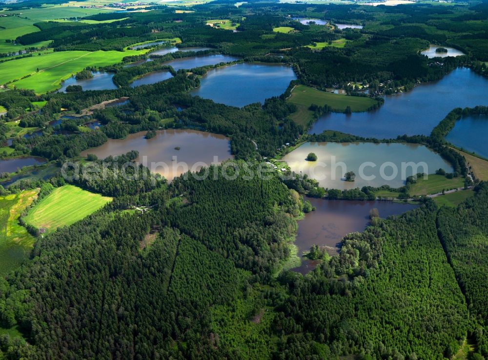 Aerial photograph Dreba - The ponds of Plothen in the boroughs of Plothen and Dreba in the state of Thuringia. The ponds form a connected region in the Naturepark Thuringian Shale Mountains. The first ponds were layed out by monks in the Middle Ages, primarily for fishing and fish supply of the region. Today it is a beloved recreational area