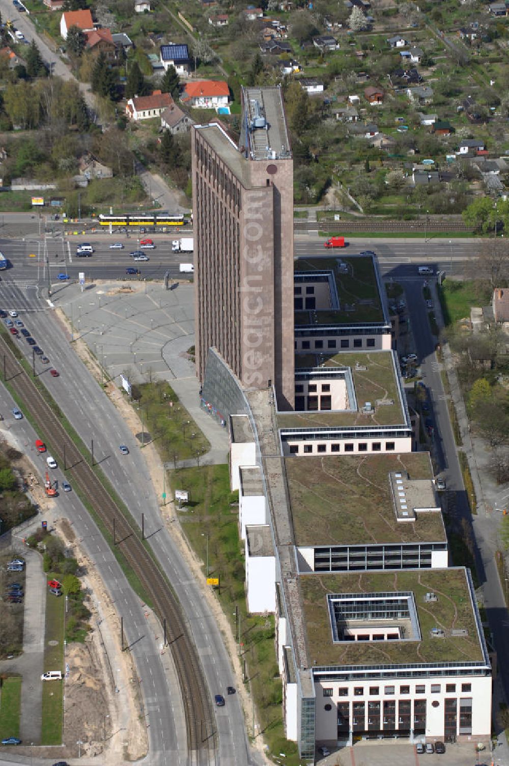 Aerial photograph Berlin - Die Pyramide ist ein von 1994 bis 1995 errichtetes Hochhaus im Berliner Bezirk Marzahn-Hellersdorf an der Kreuzung Rhinstraße/Landsberger Allee. Das Bürohaus und die angrenzenden Nebengebäude haben zusammen eine Nutzfläche von 43.800 m². Es wurde von der Fundus-Gruppe aus Düren für ca. 145 Millionen Euro gebaut. Im Jahr 2006 verkaufte die Fundus-Gruppe das Gebäude an die Comer Group International. Das britische Immobilienunternehmen will in der Pyramide seine Kontinentaleuropa-Niederlassung unterbringen und dabei ca. ein Drittel der Fläche mit 350 Mitarbeitern belegen. In zwei Etagen des Nebengebäudes soll ein Business-Hotel mit 70 Zimmern untergebracht werden.Die Pyramide Berlin,Landsberger Allee 366, D-12681 Berlin, Tel. +49 (0) 30 - 32 59 07 00,