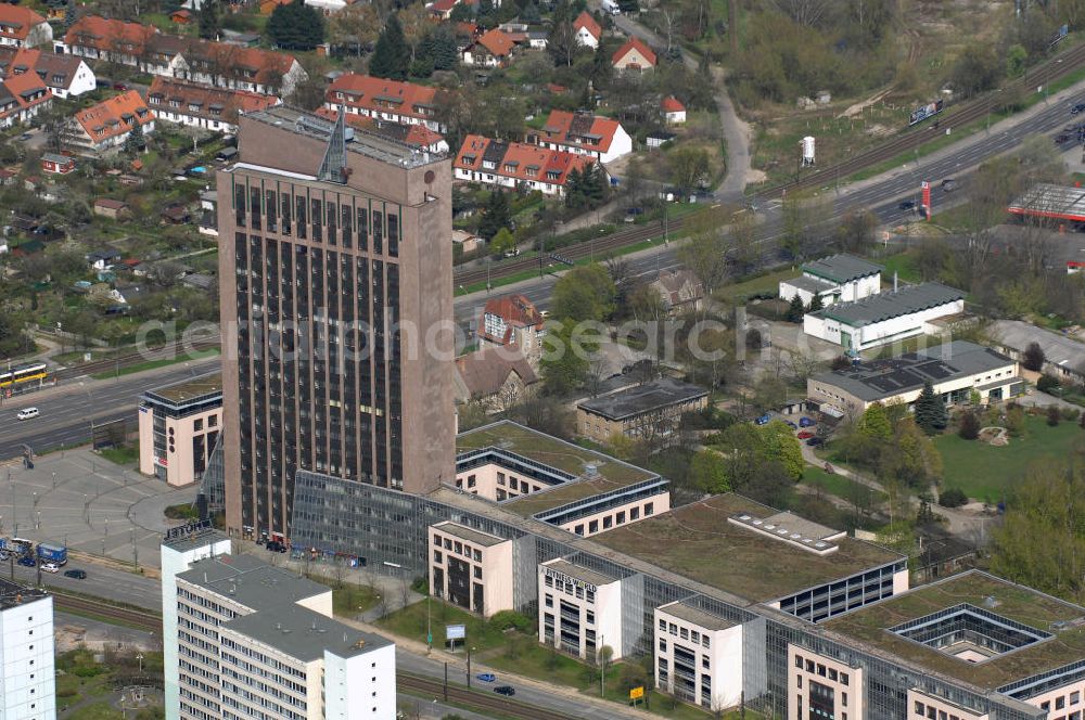 Berlin from above - Die Pyramide ist ein von 1994 bis 1995 errichtetes Hochhaus im Berliner Bezirk Marzahn-Hellersdorf an der Kreuzung Rhinstraße/Landsberger Allee. Das Bürohaus und die angrenzenden Nebengebäude haben zusammen eine Nutzfläche von 43.800 m². Es wurde von der Fundus-Gruppe aus Düren für ca. 145 Millionen Euro gebaut. Im Jahr 2006 verkaufte die Fundus-Gruppe das Gebäude an die Comer Group International. Das britische Immobilienunternehmen will in der Pyramide seine Kontinentaleuropa-Niederlassung unterbringen und dabei ca. ein Drittel der Fläche mit 350 Mitarbeitern belegen. In zwei Etagen des Nebengebäudes soll ein Business-Hotel mit 70 Zimmern untergebracht werden.Die Pyramide Berlin,Landsberger Allee 366, D-12681 Berlin, Tel. +49 (0) 30 - 32 59 07 00,