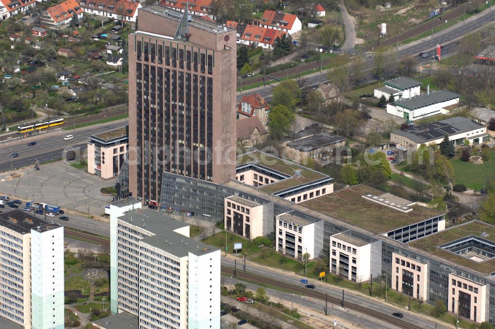 Berlin from the bird's eye view: Die Pyramide ist ein von 1994 bis 1995 errichtetes Hochhaus im Berliner Bezirk Marzahn-Hellersdorf an der Kreuzung Rhinstraße/Landsberger Allee. Das Bürohaus und die angrenzenden Nebengebäude haben zusammen eine Nutzfläche von 43.800 m². Es wurde von der Fundus-Gruppe aus Düren für ca. 145 Millionen Euro gebaut. Im Jahr 2006 verkaufte die Fundus-Gruppe das Gebäude an die Comer Group International. Das britische Immobilienunternehmen will in der Pyramide seine Kontinentaleuropa-Niederlassung unterbringen und dabei ca. ein Drittel der Fläche mit 350 Mitarbeitern belegen. In zwei Etagen des Nebengebäudes soll ein Business-Hotel mit 70 Zimmern untergebracht werden.Die Pyramide Berlin,Landsberger Allee 366, D-12681 Berlin, Tel. +49 (0) 30 - 32 59 07 00,