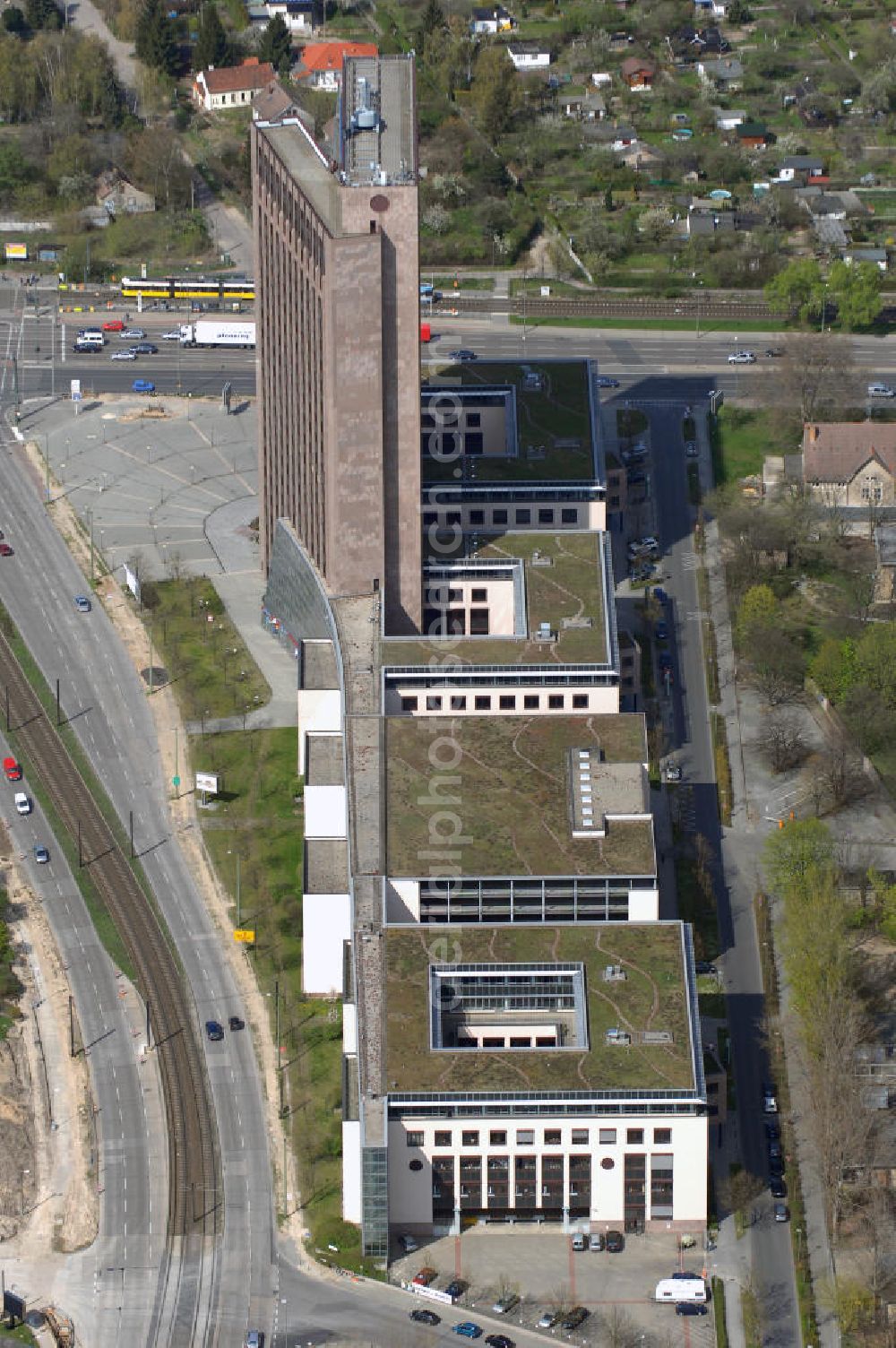 Aerial image Berlin - Die Pyramide ist ein von 1994 bis 1995 errichtetes Hochhaus im Berliner Bezirk Marzahn-Hellersdorf an der Kreuzung Rhinstraße/Landsberger Allee. Das Bürohaus und die angrenzenden Nebengebäude haben zusammen eine Nutzfläche von 43.800 m². Es wurde von der Fundus-Gruppe aus Düren für ca. 145 Millionen Euro gebaut. Im Jahr 2006 verkaufte die Fundus-Gruppe das Gebäude an die Comer Group International. Das britische Immobilienunternehmen will in der Pyramide seine Kontinentaleuropa-Niederlassung unterbringen und dabei ca. ein Drittel der Fläche mit 350 Mitarbeitern belegen. In zwei Etagen des Nebengebäudes soll ein Business-Hotel mit 70 Zimmern untergebracht werden.Die Pyramide Berlin,Landsberger Allee 366, D-12681 Berlin, Tel. +49 (0) 30 - 32 59 07 00,