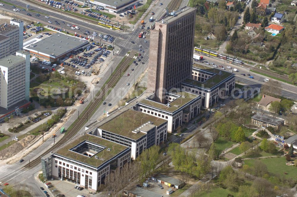 Aerial photograph Berlin - Die Pyramide ist ein von 1994 bis 1995 errichtetes Hochhaus im Berliner Bezirk Marzahn-Hellersdorf an der Kreuzung Rhinstraße/Landsberger Allee. Das Bürohaus und die angrenzenden Nebengebäude haben zusammen eine Nutzfläche von 43.800 m². Es wurde von der Fundus-Gruppe aus Düren für ca. 145 Millionen Euro gebaut. Im Jahr 2006 verkaufte die Fundus-Gruppe das Gebäude an die Comer Group International. Das britische Immobilienunternehmen will in der Pyramide seine Kontinentaleuropa-Niederlassung unterbringen und dabei ca. ein Drittel der Fläche mit 350 Mitarbeitern belegen. In zwei Etagen des Nebengebäudes soll ein Business-Hotel mit 70 Zimmern untergebracht werden.Die Pyramide Berlin,Landsberger Allee 366, D-12681 Berlin, Tel. +49 (0) 30 - 32 59 07 00,