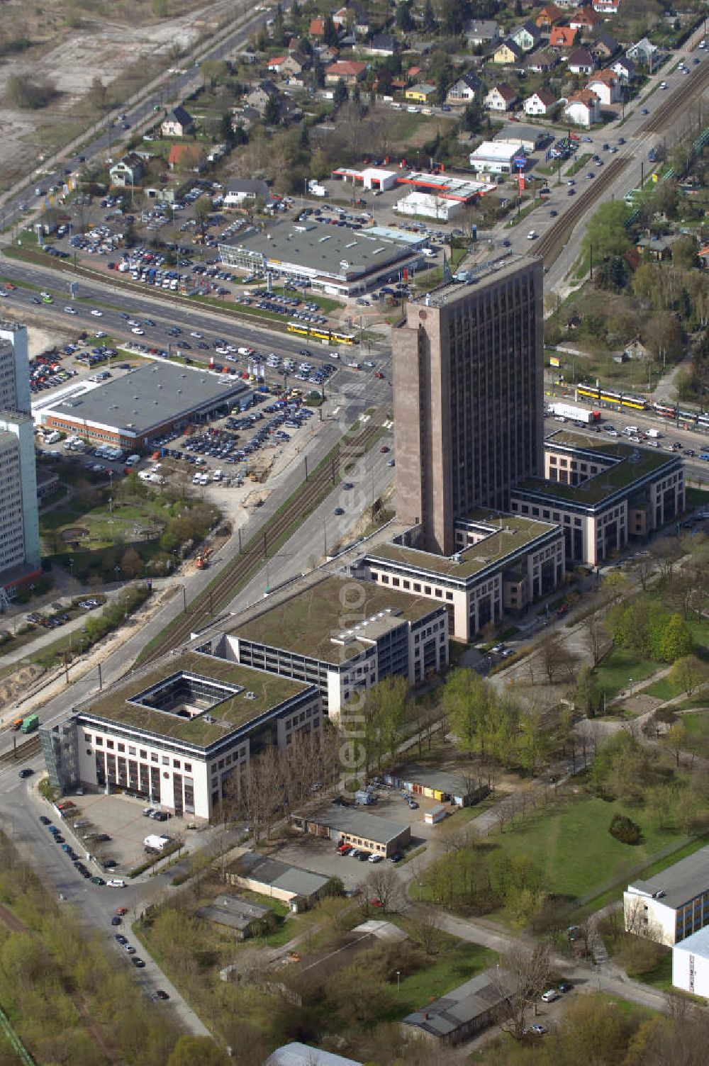 Berlin from above - Die Pyramide ist ein von 1994 bis 1995 errichtetes Hochhaus im Berliner Bezirk Marzahn-Hellersdorf an der Kreuzung Rhinstraße/Landsberger Allee. Das Bürohaus und die angrenzenden Nebengebäude haben zusammen eine Nutzfläche von 43.800 m². Es wurde von der Fundus-Gruppe aus Düren für ca. 145 Millionen Euro gebaut. Im Jahr 2006 verkaufte die Fundus-Gruppe das Gebäude an die Comer Group International. Das britische Immobilienunternehmen will in der Pyramide seine Kontinentaleuropa-Niederlassung unterbringen und dabei ca. ein Drittel der Fläche mit 350 Mitarbeitern belegen. In zwei Etagen des Nebengebäudes soll ein Business-Hotel mit 70 Zimmern untergebracht werden.Die Pyramide Berlin,Landsberger Allee 366, D-12681 Berlin, Tel. +49 (0) 30 - 32 59 07 00,