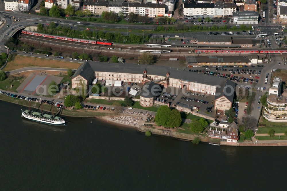 Aerial photograph Wiesbaden Mainz-Kastel - The Reduit Barracks is located in the district of Wiesbaden Mainz-Kastel between the Rhine and the (former) Taunus Railway directly at Mainz-Kastel Bahnhof. Today, in their several Kastel clubs as well as a youth center and the Museum Castellum housed. The courtyard is used in summer for open-air cinemas, concerts and other events. In the background, residential areas are foreseen. Besides watching are the restaurant ship the Pieter van Aemstel GmbH