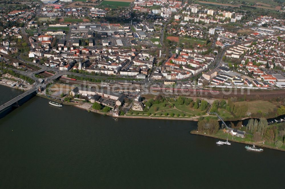 Wiesbaden Mainz-Kastel from the bird's eye view: The Reduit Barracks is located in the district of Wiesbaden Mainz-Kastel between the Rhine and the (former) Taunus Railway directly at Mainz-Kastel Bahnhof. Today, in their several Kastel clubs as well as a youth center and the Museum Castellum housed. The courtyard is used in summer for open-air cinemas, concerts and other events. In the background, residential areas are foreseen. Besides watching are the restaurant ship the Pieter van Aemstel GmbH