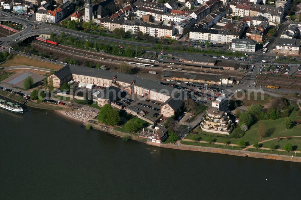 Aerial image Wiesbaden Mainz-Kastel - The Reduit Barracks is located in the district of Wiesbaden Mainz-Kastel between the Rhine and the (former) Taunus Railway directly at Mainz-Kastel Bahnhof. Today, in their several Kastel clubs as well as a youth center and the Museum Castellum housed. The courtyard is used in summer for open-air cinemas, concerts and other events. In the background, residential areas are foreseen. Besides watching are the restaurant ship the Pieter van Aemstel GmbH