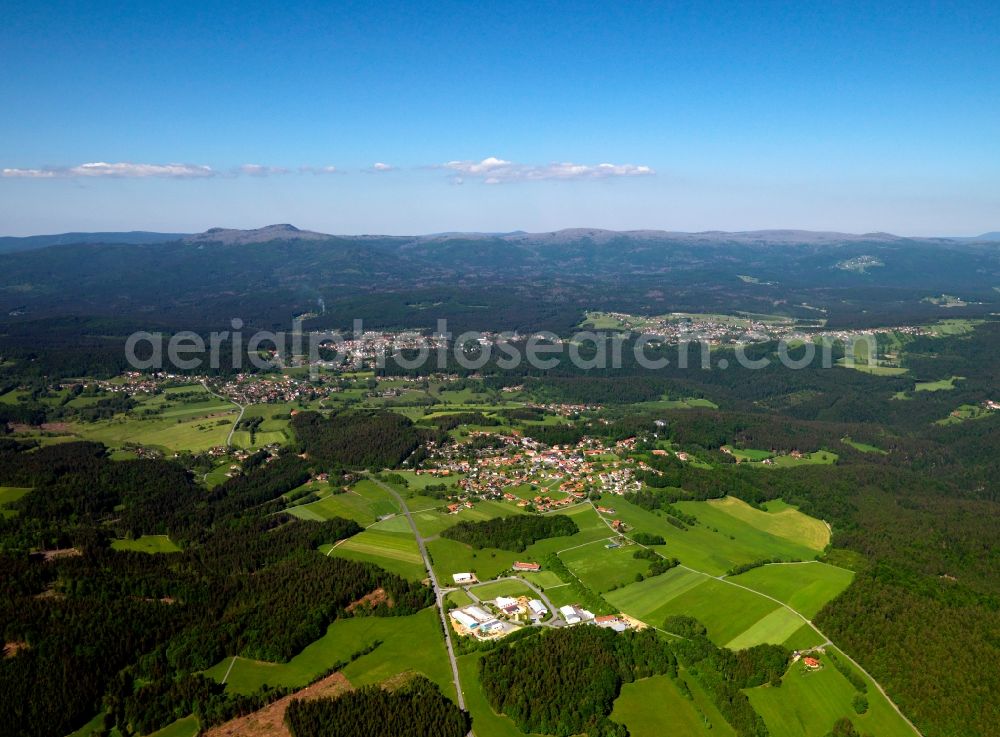 Aerial photograph Spiegelau - The region Danube-Forest near Spiegelau in the Bavarian Forest in the state of Bavaria. Visible in the overview are the recreational site of Spiegelau as well as the National Park of Bavarian Forest. Woods, hills and fields characterise the landscape, just like small villages and extensions of the city of Spiegelau