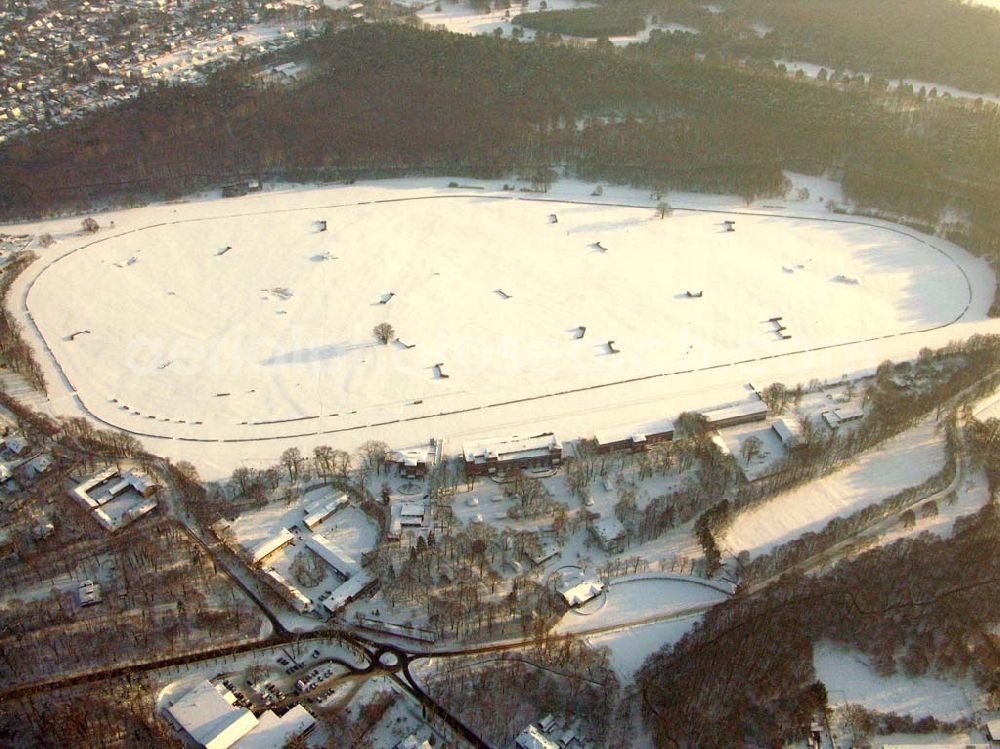 Hoppegarten from the bird's eye view: Blick auf die winterlich verschneite Rennbahn Hoppegarten - an der B1.