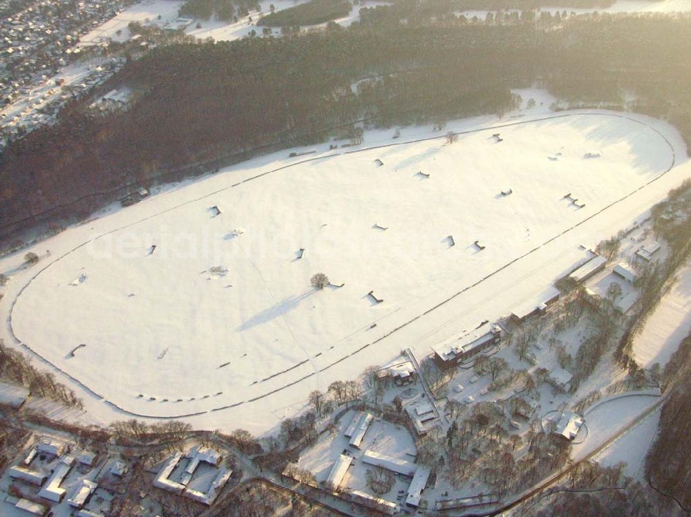 Aerial image Hoppegarten - Blick auf die winterlich verschneite Rennbahn Hoppegarten - an der B1.