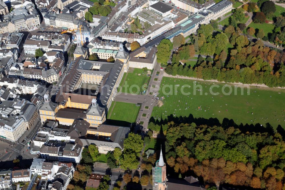 Bonn from the bird's eye view: Blick auf die Rheinische Friedrich-Wilhelms-Universität und die Hofgartenwiese im Zentrum von Bonn. Die nach dem preußischen König Friedrich Wilhelm III. benannte Universität wurde im Jahr 1818 gegründet und zählt zu den besten Studieneinrichtungen weltweit. Der Hauptstandort befindet sich im ehemaligen Kurfürstlichen Schloss in Bonn. Die Bonner Hofgartenwiese entstand im 18. Jahrhundert und ist ein beliebtes Naherholungsgebiet. View to the Rheinische Friedrich-Wilhelms-University and the Hofgartenwiese in the center of Bonn. www3.uni-bonn.de