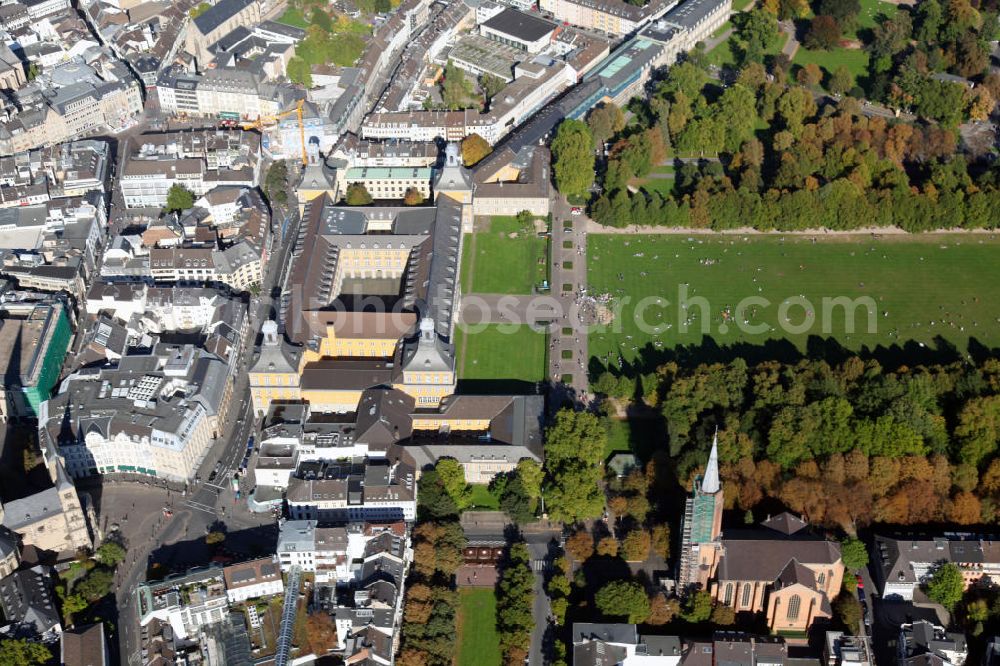 Aerial image Bonn - Blick auf die Rheinische Friedrich-Wilhelms-Universität und die Hofgartenwiese im Zentrum von Bonn. Die nach dem preußischen König Friedrich Wilhelm III. benannte Universität wurde im Jahr 1818 gegründet und zählt zu den besten Studieneinrichtungen weltweit. Der Hauptstandort befindet sich im ehemaligen Kurfürstlichen Schloss in Bonn. Die Bonner Hofgartenwiese entstand im 18. Jahrhundert und ist ein beliebtes Naherholungsgebiet. View to the Rheinische Friedrich-Wilhelms-University and the Hofgartenwiese in the center of Bonn. www3.uni-bonn.de