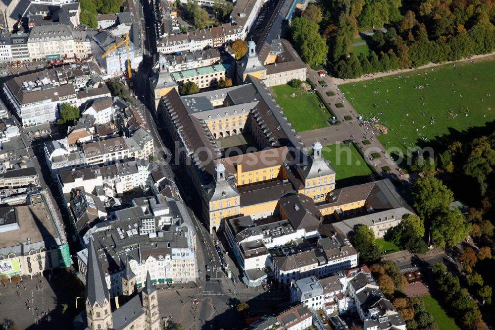 Bonn from above - Blick auf die Rheinische Friedrich-Wilhelms-Universität und die Hofgartenwiese im Zentrum von Bonn. Die nach dem preußischen König Friedrich Wilhelm III. benannte Universität wurde im Jahr 1818 gegründet und zählt zu den besten Studieneinrichtungen weltweit. Der Hauptstandort befindet sich im ehemaligen Kurfürstlichen Schloss in Bonn. Die Bonner Hofgartenwiese entstand im 18. Jahrhundert und ist ein beliebtes Naherholungsgebiet. View to the Rheinische Friedrich-Wilhelms-University and the Hofgartenwiese in the center of Bonn. www3.uni-bonn.de