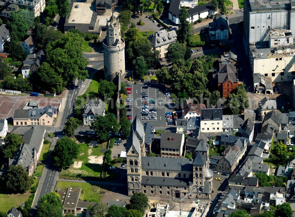 Aerial image Andernach - Die römisch-katholische Pfarrkirche Maria Himmelfahrt in Andernach, eine mächtige Emporenbasilika mit vier Türmen, Westbau und Chor, liegt am westlichen Rand der Stadt in direkter Nähe zur Stadtmauer und damit auch an der Westseite des in römischer Zeit dort befindlichen Kastells Antunnacum, aus dem die spätere Siedlung hervorging. The Roman Catholic Church of the Assumption in Andernach, a huge gallery basilica with four towers and west front and choir, lies on the western edge of the city in close proximity to the city wall, and thus also on the west side of the Roman period found there fort Antunnacum from which the later settlement emerged.