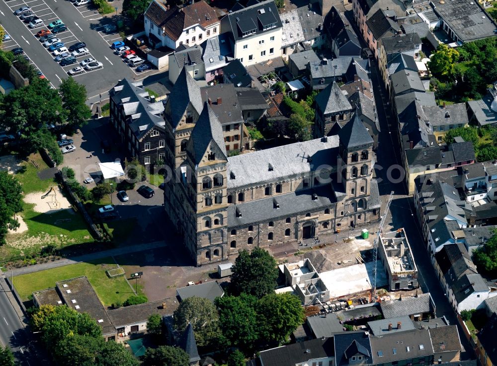 Aerial photograph Andernach - Die römisch-katholische Pfarrkirche Maria Himmelfahrt in Andernach, eine mächtige Emporenbasilika mit vier Türmen, Westbau und Chor, liegt am westlichen Rand der Stadt in direkter Nähe zur Stadtmauer und damit auch an der Westseite des in römischer Zeit dort befindlichen Kastells Antunnacum, aus dem die spätere Siedlung hervorging. The Roman Catholic Church of the Assumption in Andernach, a huge gallery basilica with four towers and west front and choir, lies on the western edge of the city in close proximity to the city wall, and thus also on the west side of the Roman period found there fort Antunnacum from which the later settlement emerged.