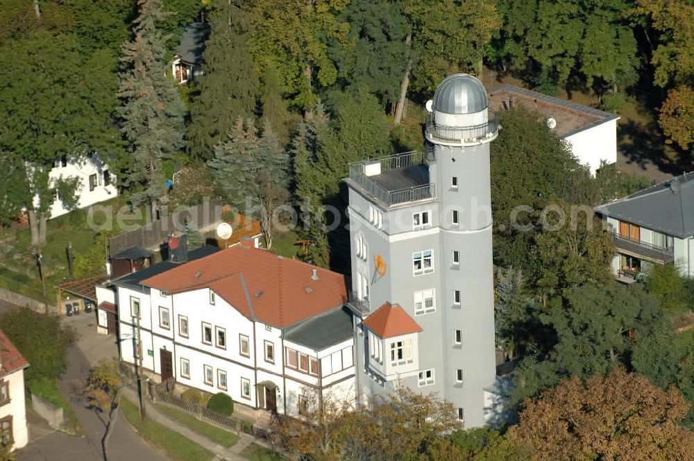 Gotha from the bird's eye view: Blick auf die Rohrbacher Sternwarte. Die denkmalgeschützte Sternwarte wurde zwischen 1904 und 1905 durch Prof. Dr. Karl Rohrbacher erbaut und ist somit eine der ältesten Eisenbeton-Konstruktionen Thüringens. Im Jahr 2000 wurde das Gebäude saniert, 2007 wurde die Kuppe erneuert, da sie durch den Sturm Kyrill beschädigt worden war. In die drehbare Kuppe gelangt man durch einen runden Treppenturm, in das Gebäude ist eine Sonnenuhr. 2005 wurde der Turm für Wohnzwecke verkauft. Kontakt: Galbergweg, 99867 Gotha