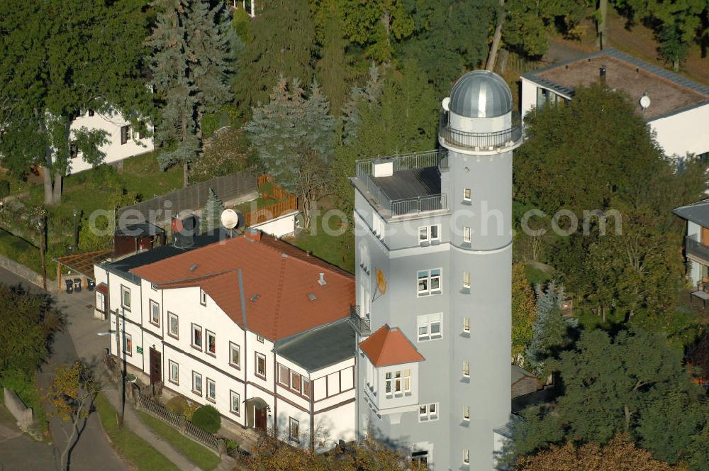 Aerial image Gotha - Blick auf die Rohrbacher Sternwarte. Die denkmalgeschützte Sternwarte wurde zwischen 1904 und 1905 durch Prof. Dr. Karl Rohrbacher erbaut und ist somit eine der ältesten Eisenbeton-Konstruktionen Thüringens. Im Jahr 2000 wurde das Gebäude saniert, 2007 wurde die Kuppe erneuert, da sie durch den Sturm Kyrill beschädigt worden war. In die drehbare Kuppe gelangt man durch einen runden Treppenturm, in das Gebäude ist eine Sonnenuhr. 2005 wurde der Turm für Wohnzwecke verkauft. Kontakt: Galbergweg, 99867 Gotha