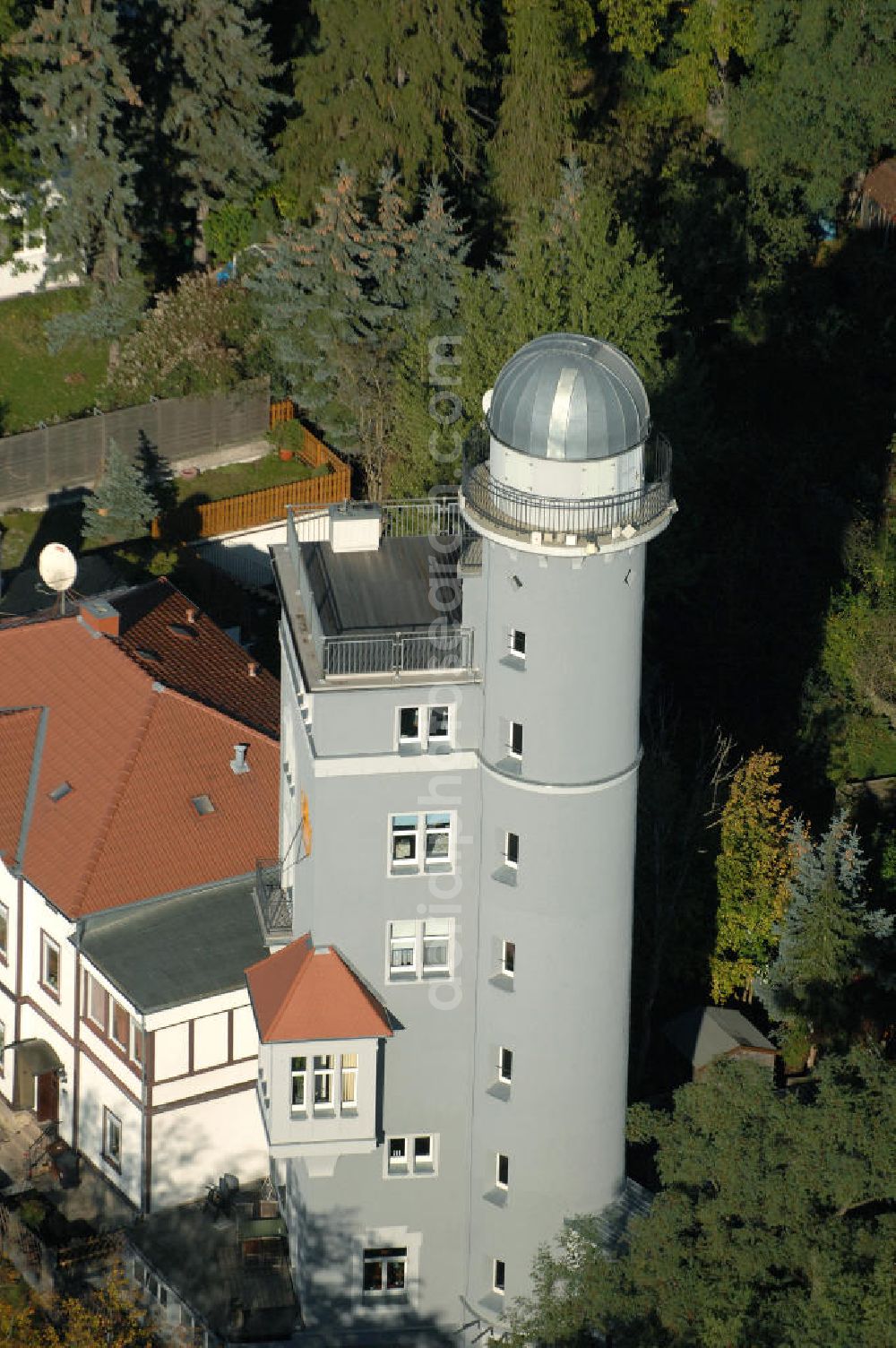 Aerial photograph Gotha - Blick auf die Rohrbacher Sternwarte. Die denkmalgeschützte Sternwarte wurde zwischen 1904 und 1905 durch Prof. Dr. Karl Rohrbacher erbaut und ist somit eine der ältesten Eisenbeton-Konstruktionen Thüringens. Im Jahr 2000 wurde das Gebäude saniert, 2007 wurde die Kuppe erneuert, da sie durch den Sturm Kyrill beschädigt worden war. In die drehbare Kuppe gelangt man durch einen runden Treppenturm, in das Gebäude ist eine Sonnenuhr. 2005 wurde der Turm für Wohnzwecke verkauft. Kontakt: Galbergweg, 99867 Gotha