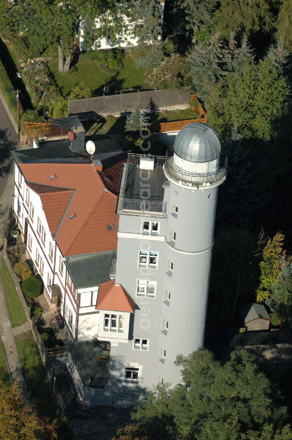 Gotha from above - Blick auf die Rohrbacher Sternwarte. Die denkmalgeschützte Sternwarte wurde zwischen 1904 und 1905 durch Prof. Dr. Karl Rohrbacher erbaut und ist somit eine der ältesten Eisenbeton-Konstruktionen Thüringens. Im Jahr 2000 wurde das Gebäude saniert, 2007 wurde die Kuppe erneuert, da sie durch den Sturm Kyrill beschädigt worden war. In die drehbare Kuppe gelangt man durch einen runden Treppenturm, in das Gebäude ist eine Sonnenuhr. 2005 wurde der Turm für Wohnzwecke verkauft. Kontakt: Galbergweg, 99867 Gotha