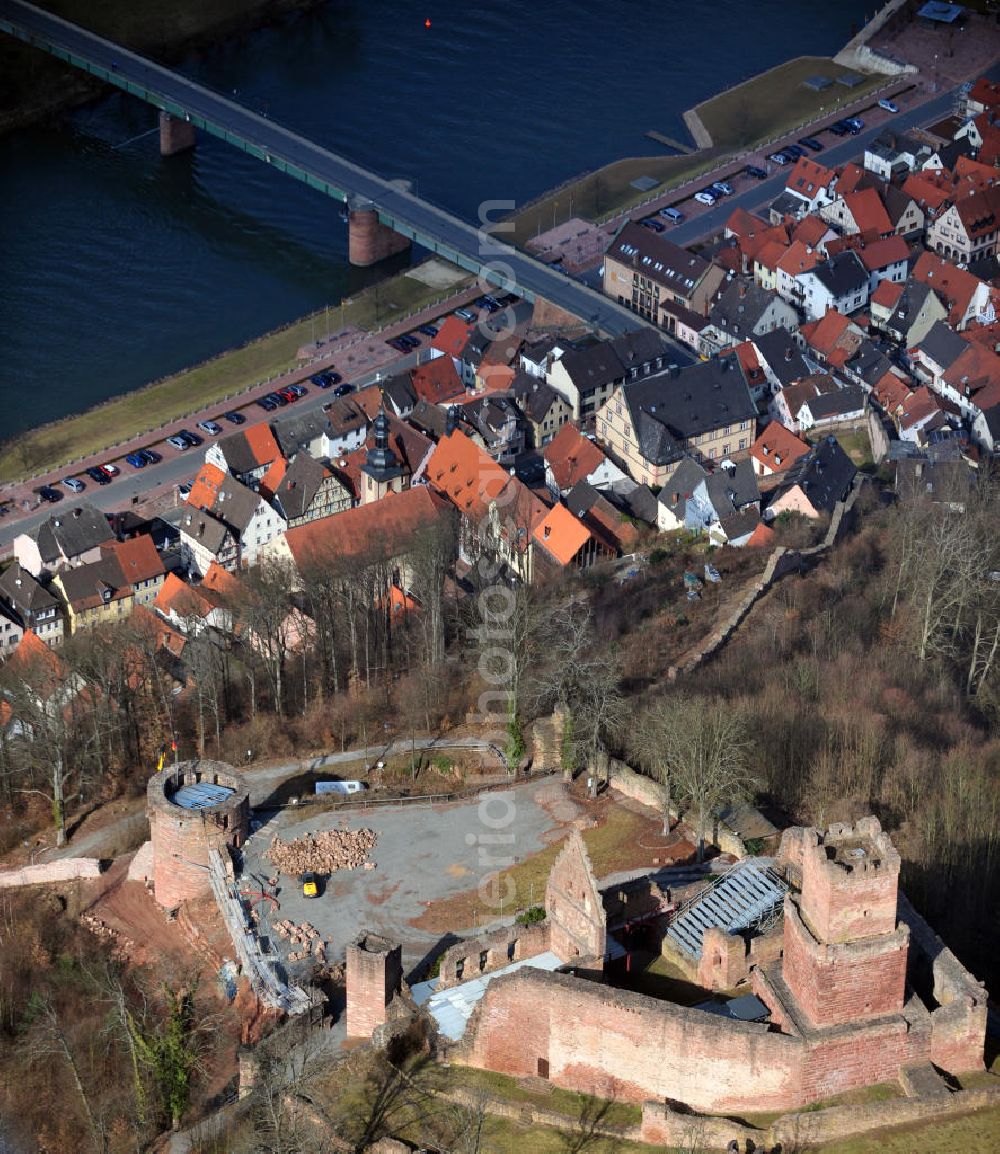 Freudenberg from the bird's eye view: The Freudenberg castle, also called Freudenburg, is a ruin in Freudenberg in the Main-Tauber county in Baden-Wuerttemberg. In 1197, Bishop Henry II build a residential tower, which was extended then. The courtyard of the ruins now serves as an open-air stage