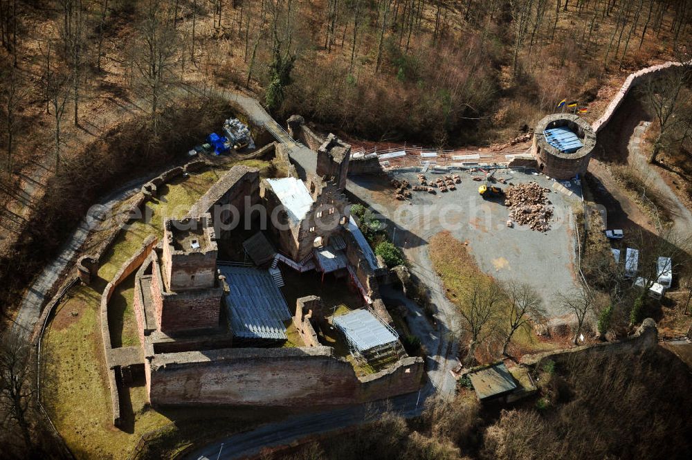 Freudenberg from the bird's eye view: The Freudenberg castle, also called Freudenburg, is a ruin in Freudenberg in the Main-Tauber county in Baden-Wuerttemberg. In 1197, Bishop Henry II build a residential tower, which was extended then. The courtyard of the ruins now serves as an open-air stage