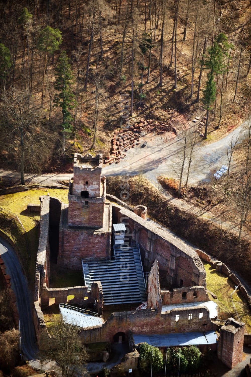 Aerial photograph Freudenberg - The Freudenberg castle, also called Freudenburg, is a ruin in Freudenberg in the Main-Tauber county in Baden-Wuerttemberg. In 1197, Bishop Henry II build a residential tower, which was extended then. The courtyard of the ruins now serves as an open-air stage