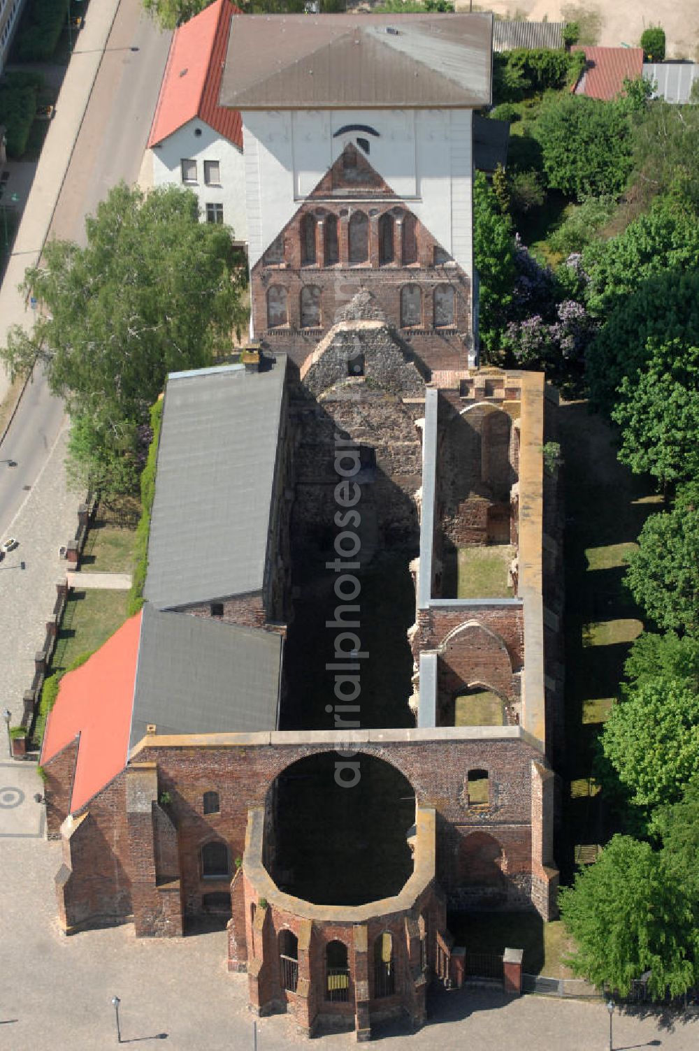 Wriezen from the bird's eye view: Blick auf die Ruine der St.Marienkirche. Die Kirche stammt aus dem 15. und 16. Jahrhundert und ist aus Backstein gebaut. Im Jahr 1945 wurde sie schwer beschädigt und nicht wieder aufgebaut. Sie steht jedoch unter Denkmalschutz.