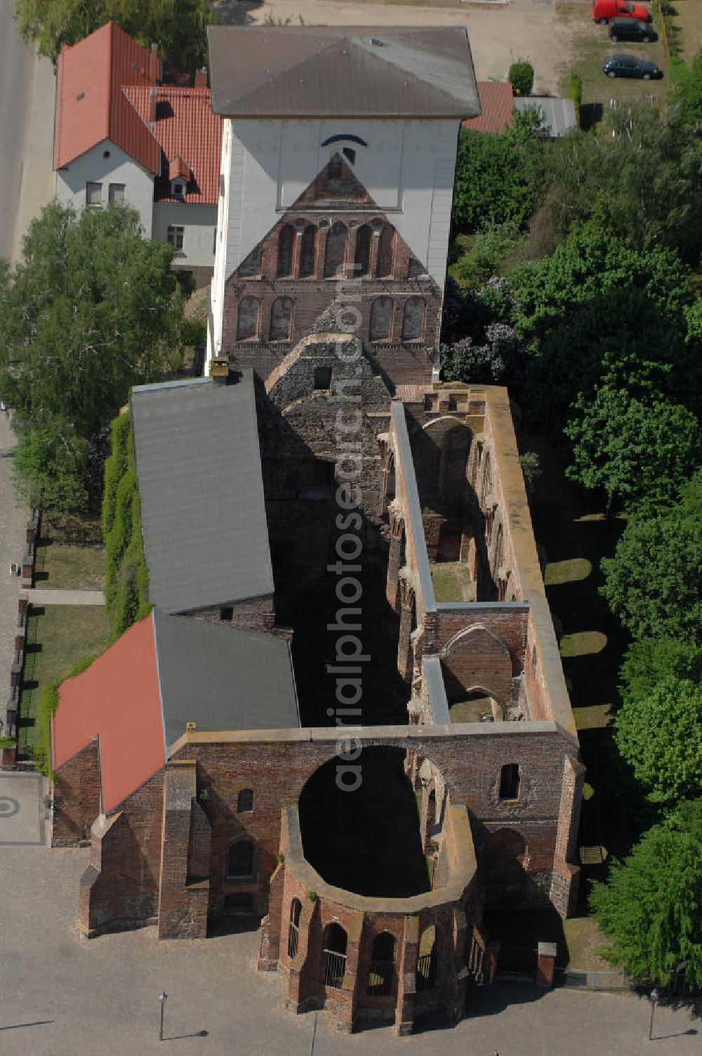 Aerial image Wriezen - Blick auf die Ruine der St.Marienkirche. Die Kirche stammt aus dem 15. und 16. Jahrhundert und ist aus Backstein gebaut. Im Jahr 1945 wurde sie schwer beschädigt und nicht wieder aufgebaut. Sie steht jedoch unter Denkmalschutz.