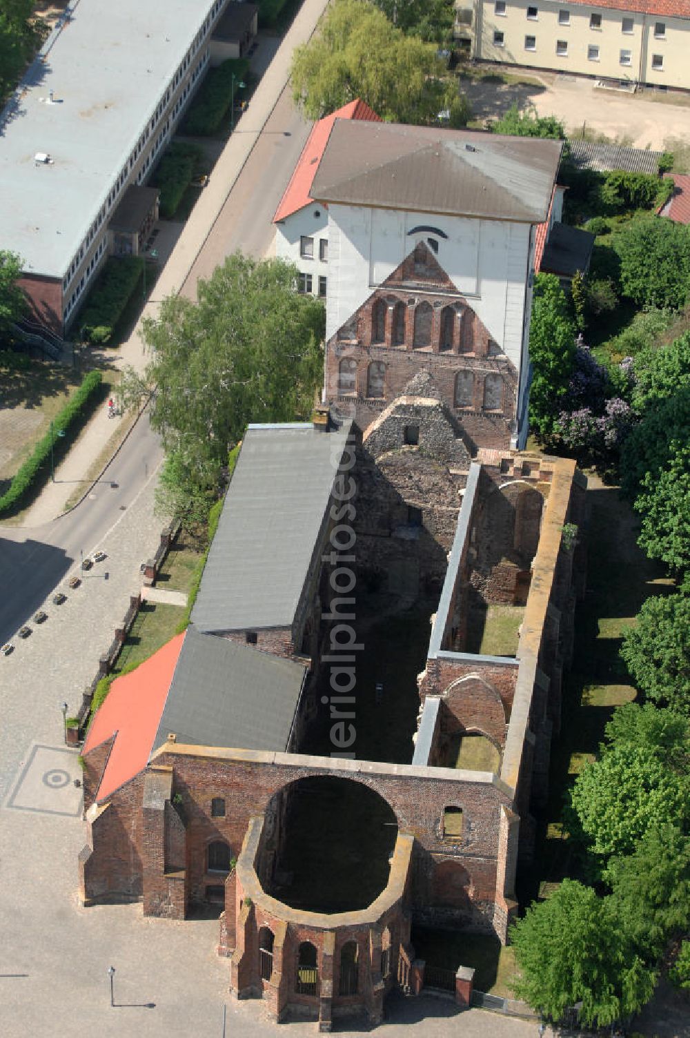 Aerial photograph Wriezen - Blick auf die Ruine der St.Marienkirche. Die Kirche stammt aus dem 15. und 16. Jahrhundert und ist aus Backstein gebaut. Im Jahr 1945 wurde sie schwer beschädigt und nicht wieder aufgebaut. Sie steht jedoch unter Denkmalschutz.