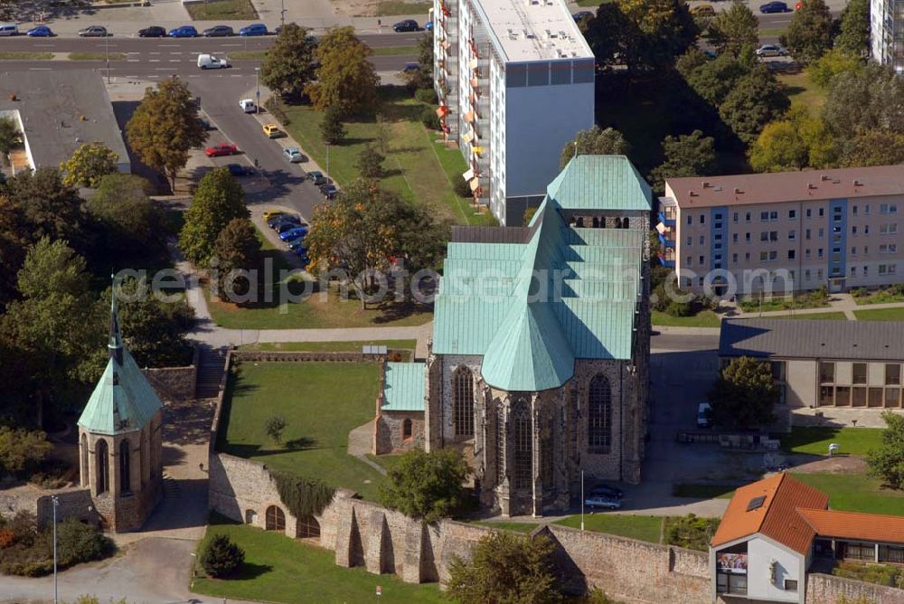 Magdeburg from above - Blick auf die Sankt-Petri-Kirche - eine katholische Kirche in der Magdeburger Altstadt in der Neustädter Straße, PLZ 39104. Sie ist dem Heiligen Petrus, dem Schutzpatron der Fischer geweiht.