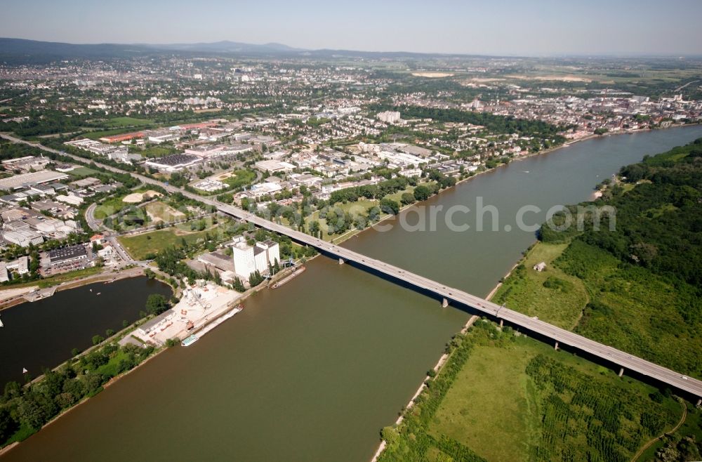 Aerial photograph Wiesbaden Schierstein Biebrich - The Schiersteiner Bruecke is a four-lane motorway bridge the A 643. It spans between Schierstein and Mombach the Rhine. The further course of the A643 runs along the industrial and commercial areas of the city parts Schierstein and Biebrich Wiesbaden in Hesse